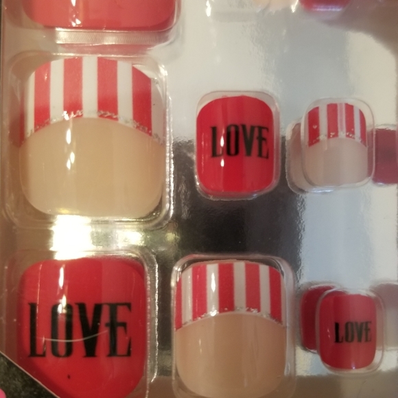 3/$25♥️ Toe Nails Press & Go Red Design Toe Nails New - Picture 3 of 5
